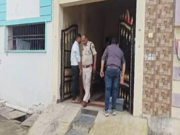 CG: पुलिसकर्मी के घर चोरी, रात गश्त पर गया था आरक्षक, ताला तोड़कर नकदी और जेवर ले गए चोर