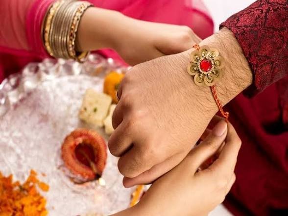 क्या पत्नी पति को राखी बांध सकती है? जानिए शास्त्रों में क्या है मान्यता और पंडित ने बताए उपाय