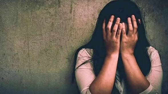 पत्नी बनाऊंगा कहकर दरोगा ने छात्रा से बनाए संबंध, फिर खुला ऐसा राज कि युवती के उड़ गए होश