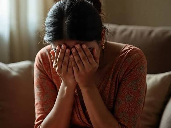 मर गई मां की ममता! बेटी को दूसरे के साथ सेक्स करने के लिए किया मजबूर, बहन के साथ भी किया ऐसा काम