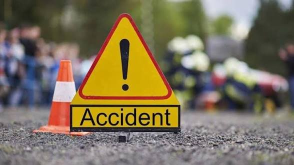 CGभीषण सड़क हादसा 3 की मौत 7 अन्य घायल मौके पर पहुंची पुलिस