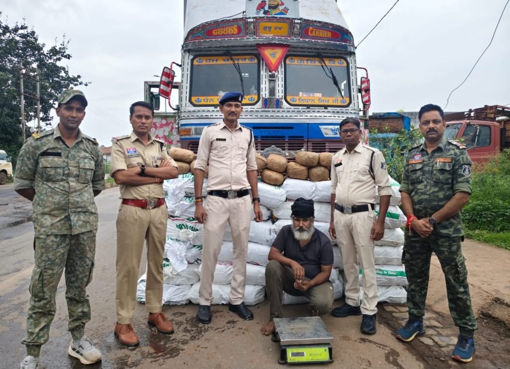 CG: 2.23 करोड़ का गांजा जब्त: ट्रक में गुप्त चेंबर बनाकर हो रही थी तस्करी, इस तरह पकड़ाया तस्कर