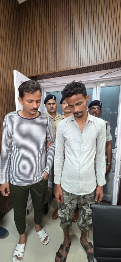 CG: स्कूल गई मां, घर से निकली बेटी, सूना हुआ क्वार्टर, एक्टिवा से पहुंचे चोर, 16.50 लाख के जेवर पार