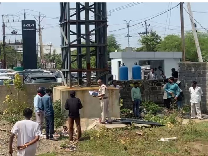 CG: होर्डिंग पोल से लटका मिला युवक का शव, सिर पर चोट के निशान, ये है पूरा मामला