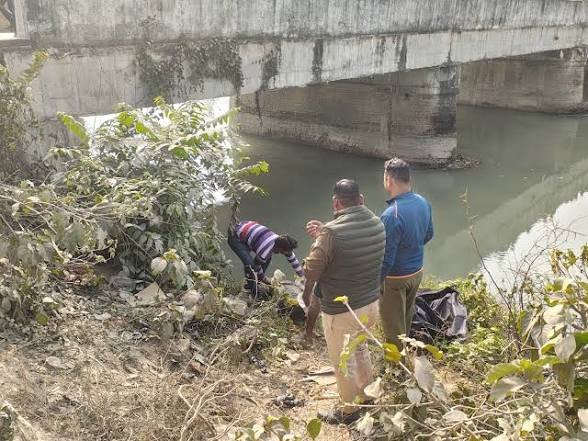 CG: नहर में मिली अज्ञात व्यक्ति की लाश, इलाके में मचा हड़कंप, जांच में जुटी पुलिस