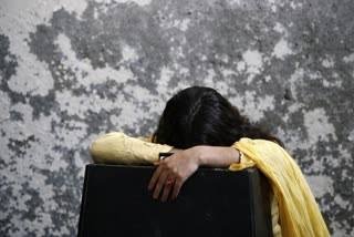 20 साल की युवती को कन्फर्म ट्रेन टिकट देने का झांसा देकर किया रेप, रेलवे कर्मचारी गिरफ्तार