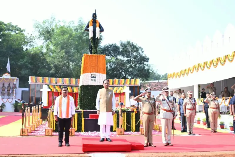 मुख्यमंत्री साय ने राजीव स्मृति वन स्थित शहीद वाटिका पहुंचकर अमर जवान स्तंभ पर भी अर्पित किए श्रद्धासुमन