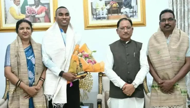 CG: एशियन गेम्स 2026 में कांस्य पदक जीतने वाले धावक अनिमेष कुजूर ने मुख्यमंत्री विष्णुदेव साय से की सौजन्य मुलाकात; सीएम ने दी बधाई