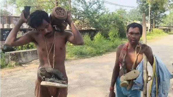 CG: पंप चोरी के आरोप में दो युवकों को पहनाई जूतों की माला, गांव में घुमाया